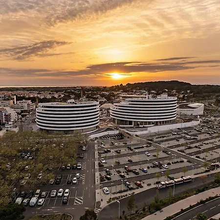 5 Personnes, A Deux Pas, Parking Gratuit - Fr-1-749-20 아파트